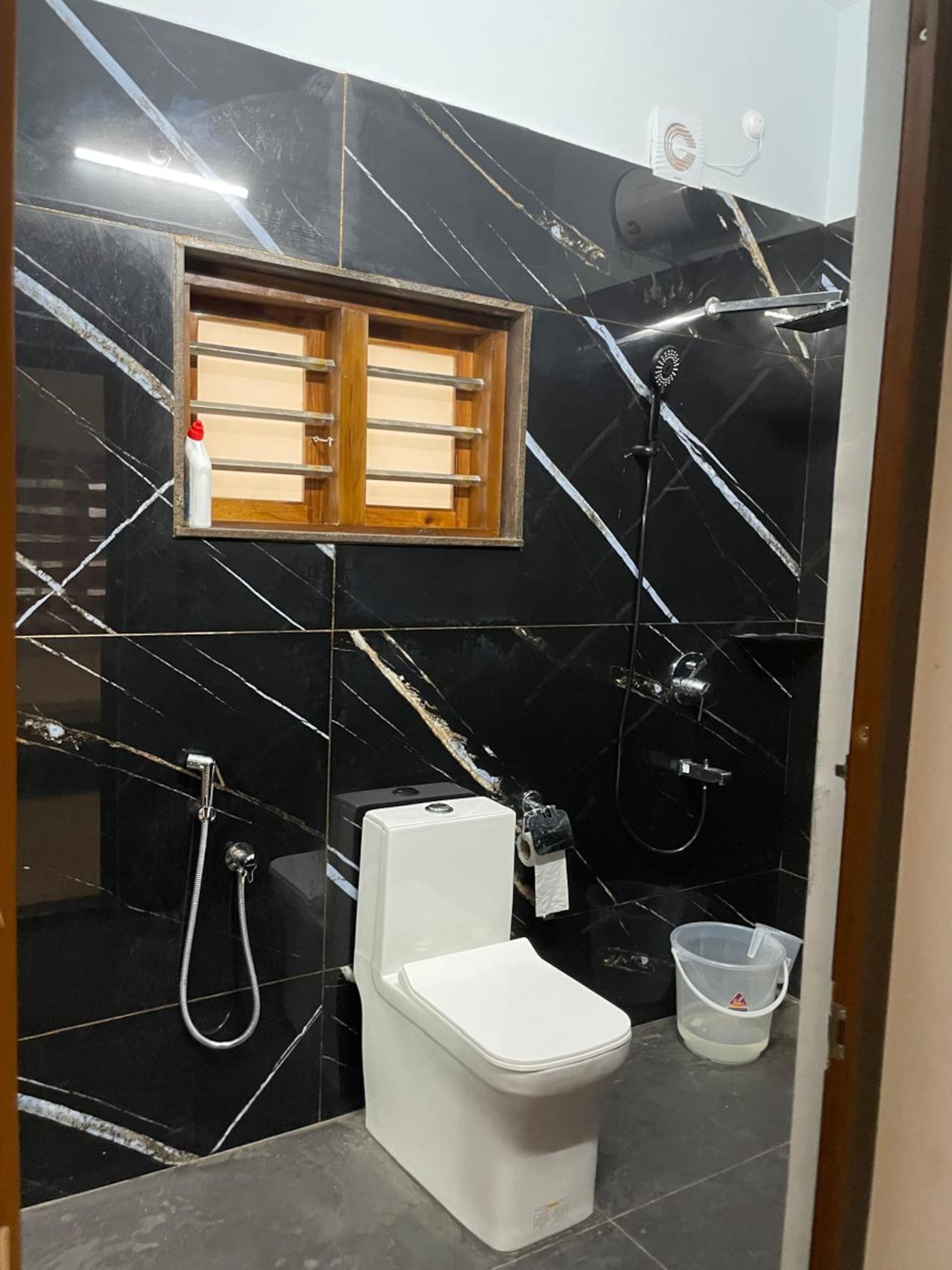 Luxury 5BR Villa |6 Toilets| 11 Guests| Kattappana 17