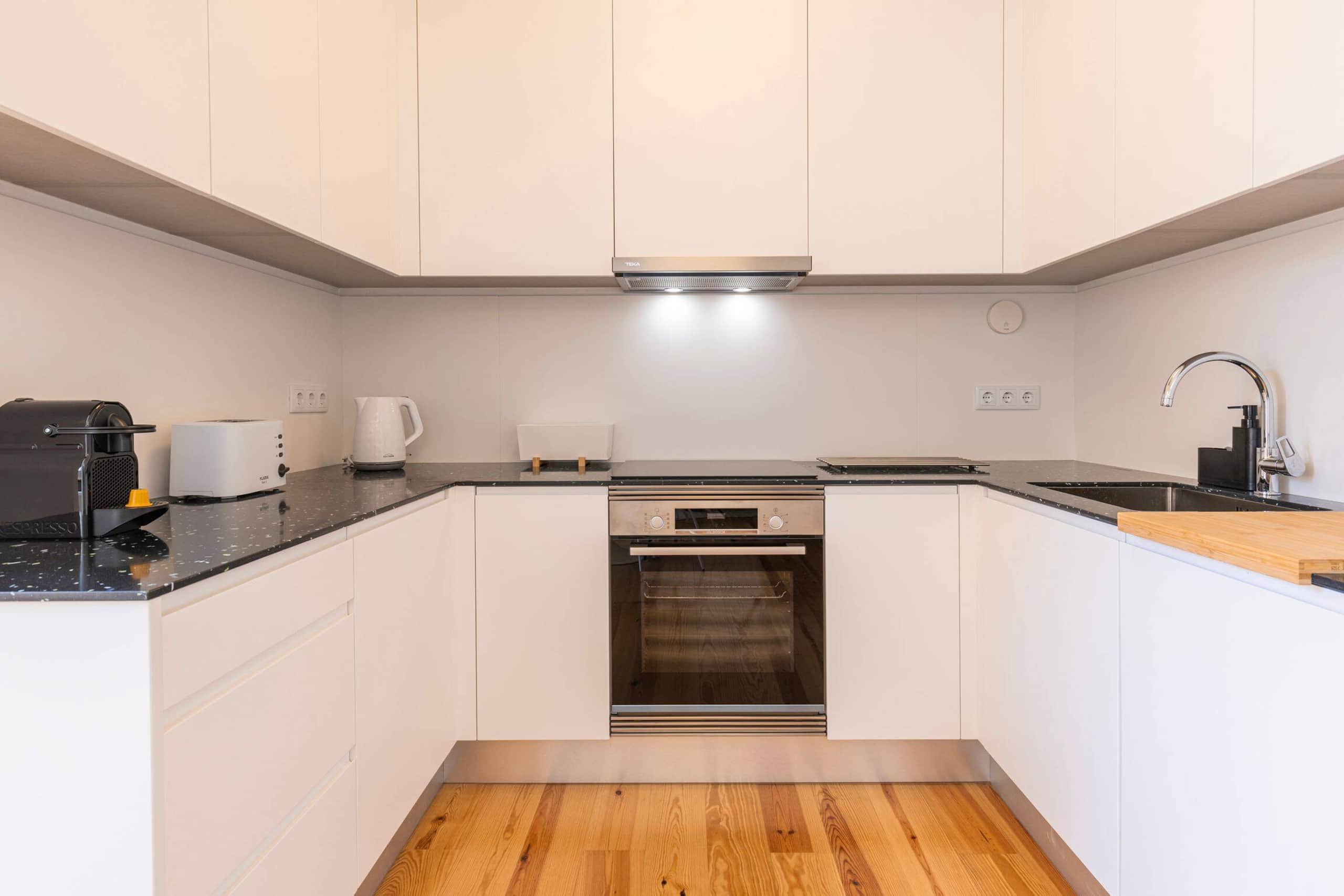 Apartment T3 65m2, 1st, 3 bedroom at Paço de Arco 10
