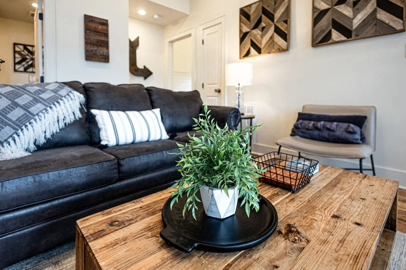 Stylish Urban Getaway ~ Downtown Knox 9