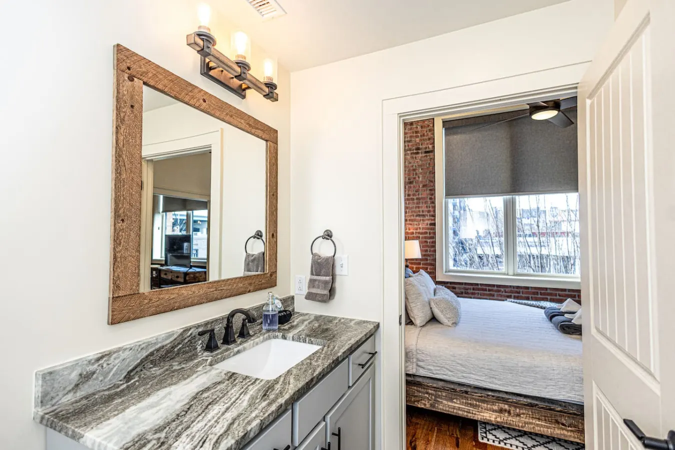 Stylish Urban Getaway ~ Downtown Knox 13