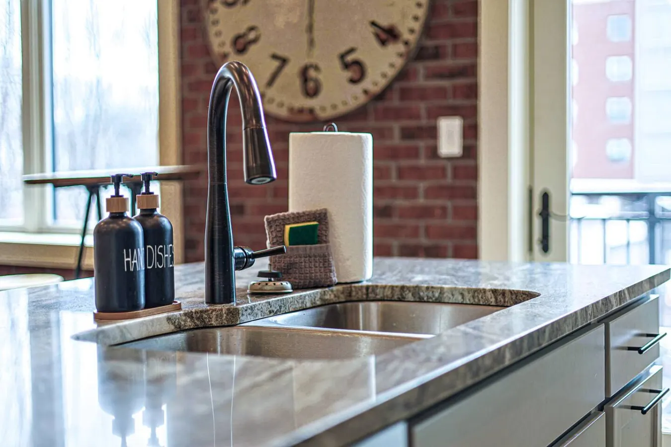 Stylish Urban Getaway ~ Downtown Knox 17