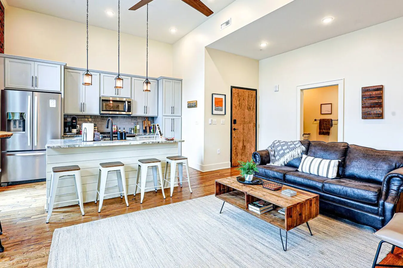 Stylish Urban Getaway ~ Downtown Knox 19