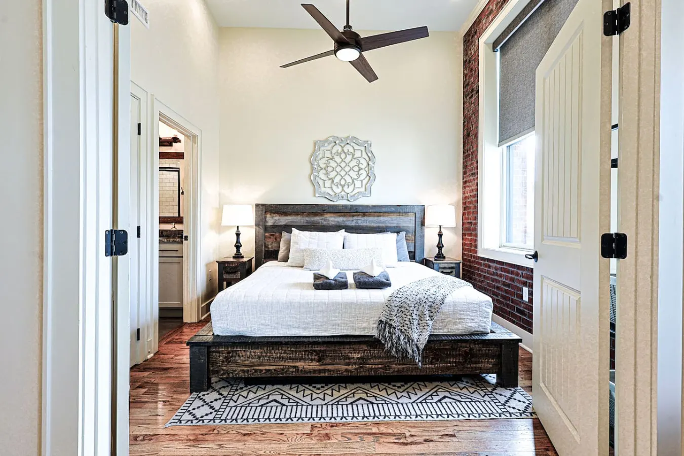 Stylish Urban Getaway ~ Downtown Knox — photo 4