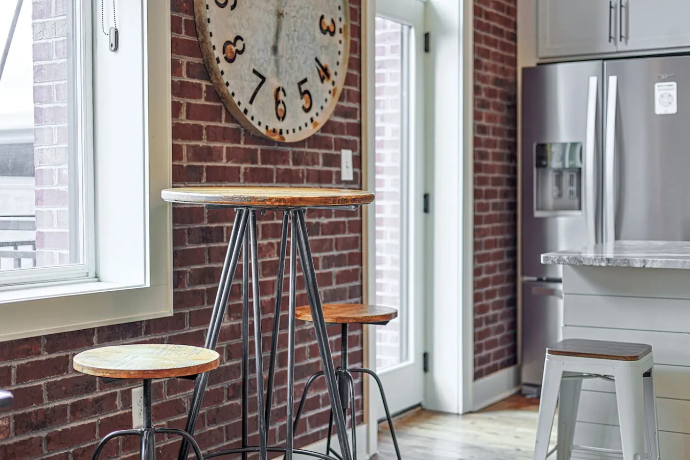 Stylish Urban Getaway ~ Downtown Knox 7