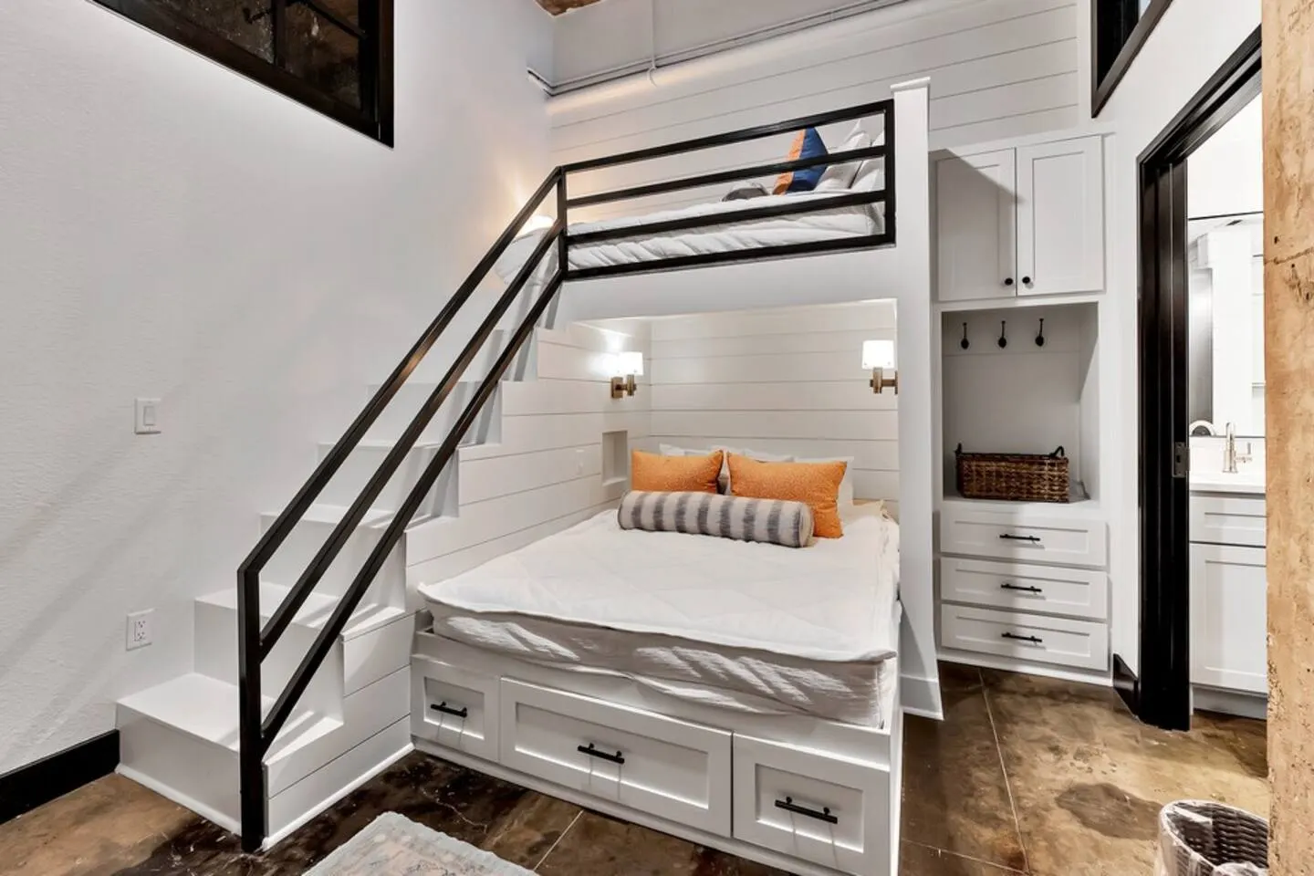 Crusader Bear Hut-Downtown Waco-Steps To The Silos 19