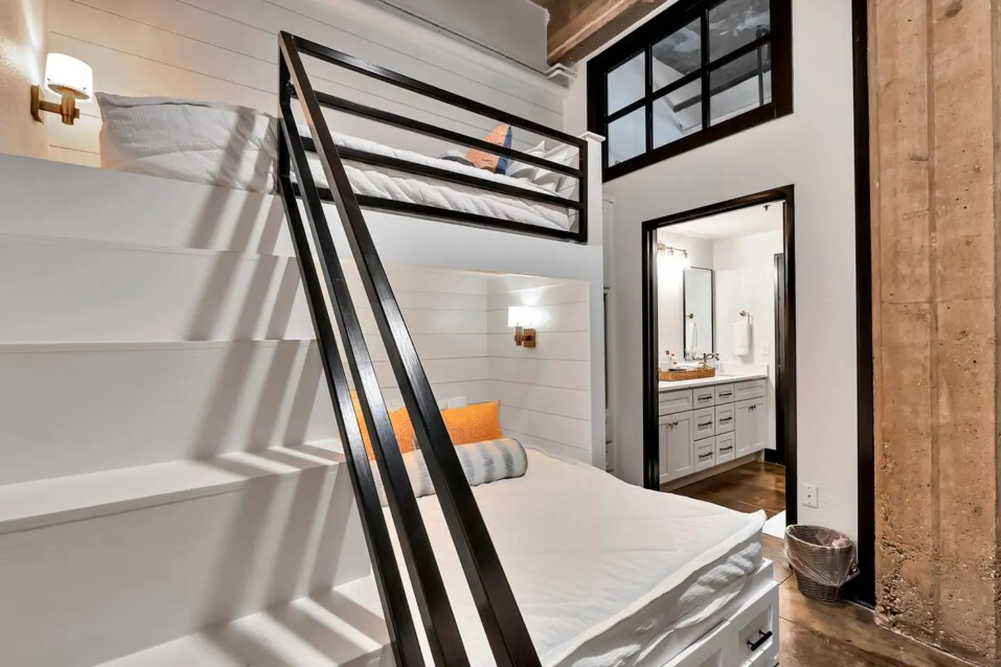 Crusader Bear Hut-Downtown Waco-Steps To The Silos 20