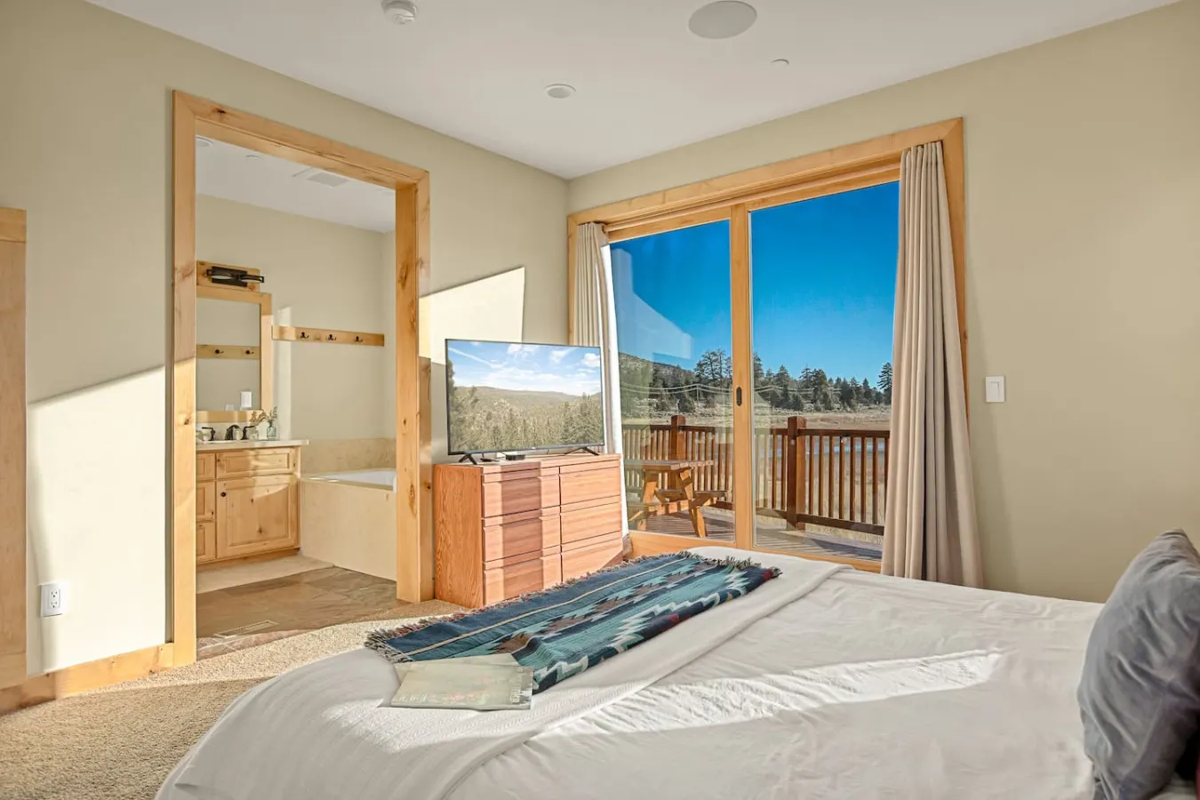 Luxurious Coyote Flat w/ Lake Views & Game Room 19