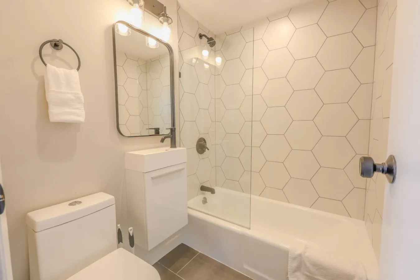 Back Bay Stylish Studio 4
