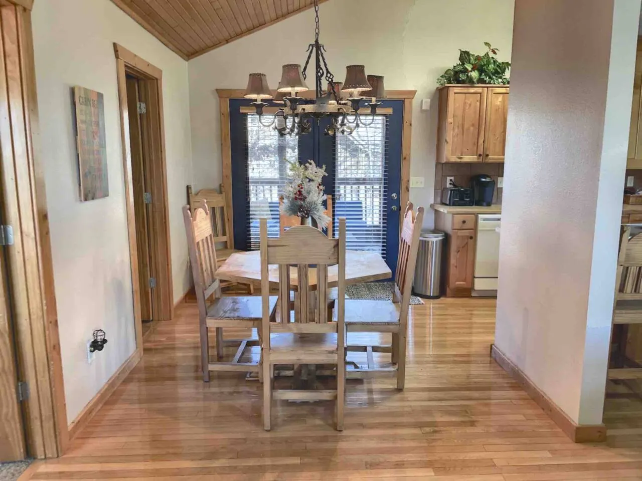 Cozy Stonebridge Cabin 2 King Suites, Heated Porch 12
