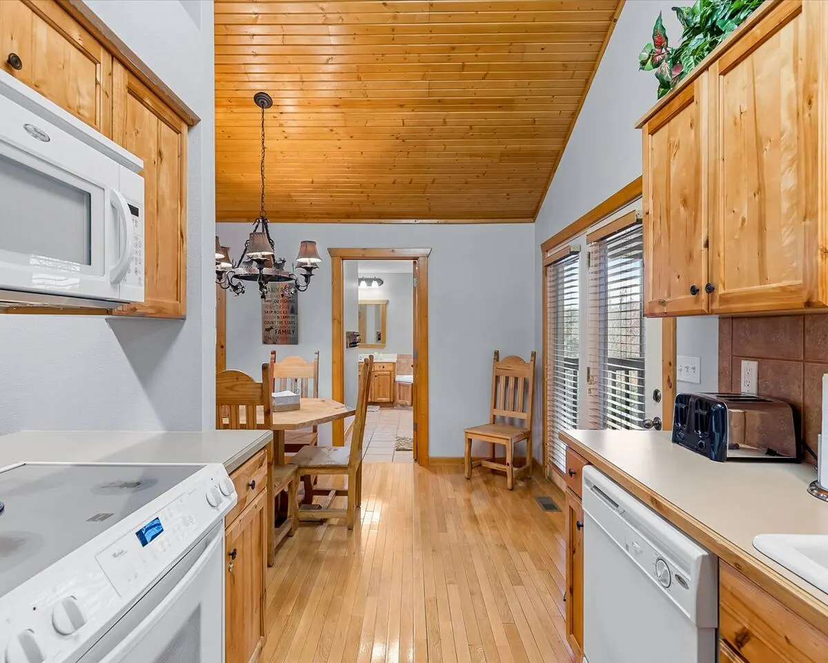 Cozy Stonebridge Cabin 2 King Suites, Heated Porch 13