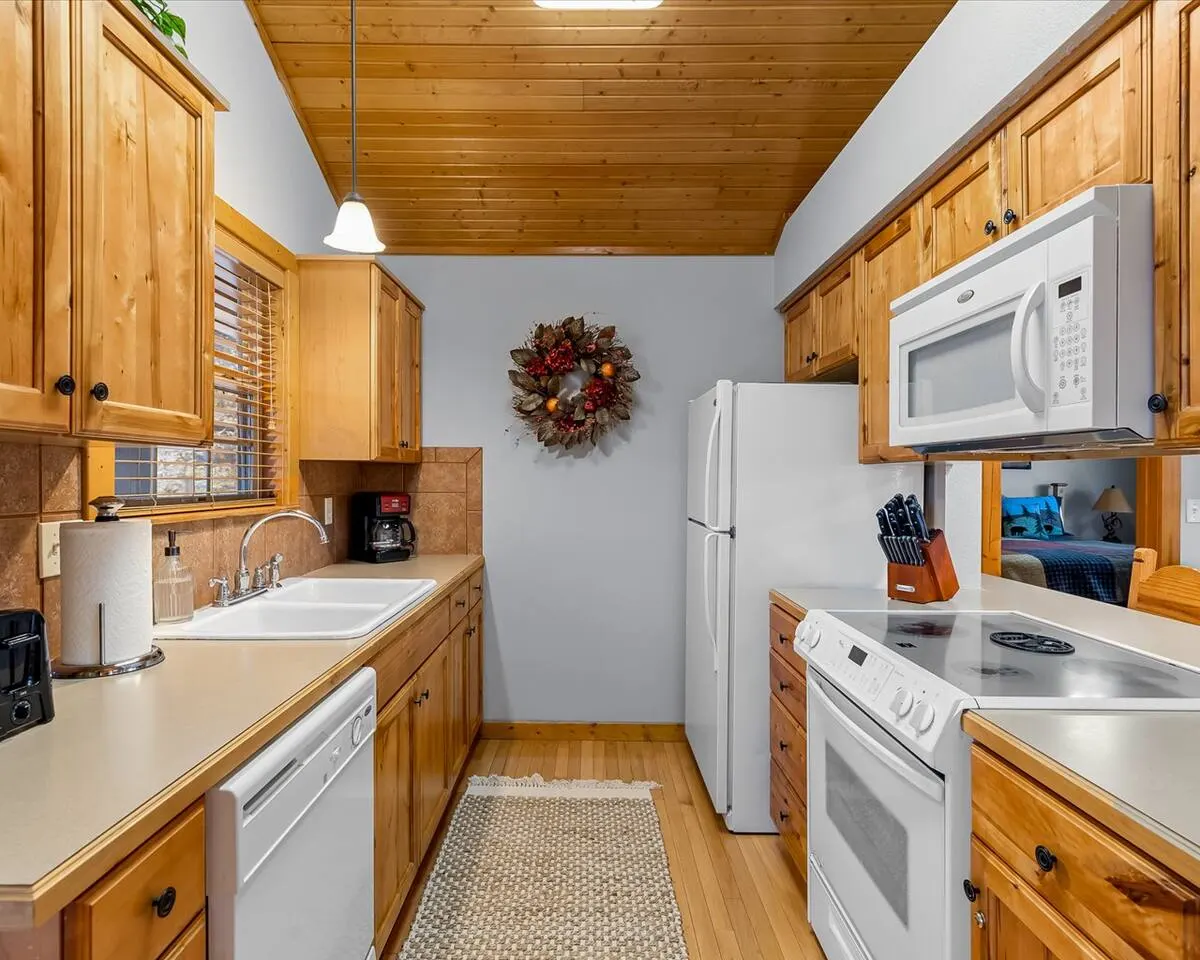 Cozy Stonebridge Cabin 2 King Suites, Heated Porch 14
