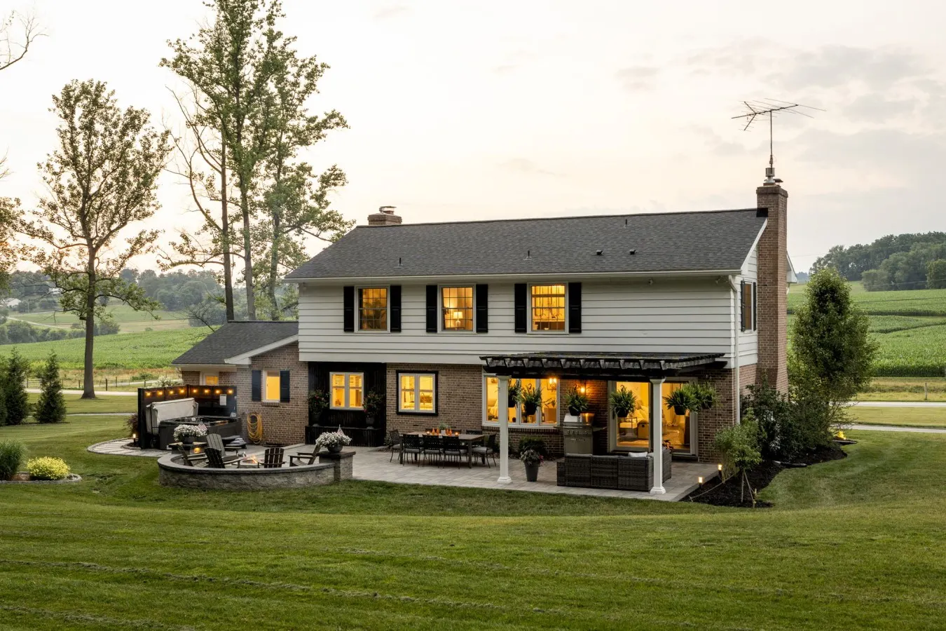 Zook Manor, Amish farmland views and chicken coop — photo 2