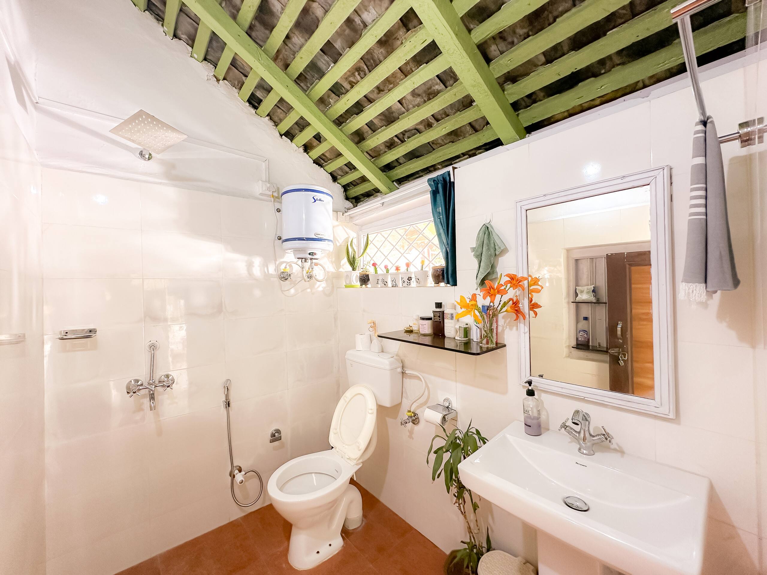 Lady Luna's Dak Bungalow 25