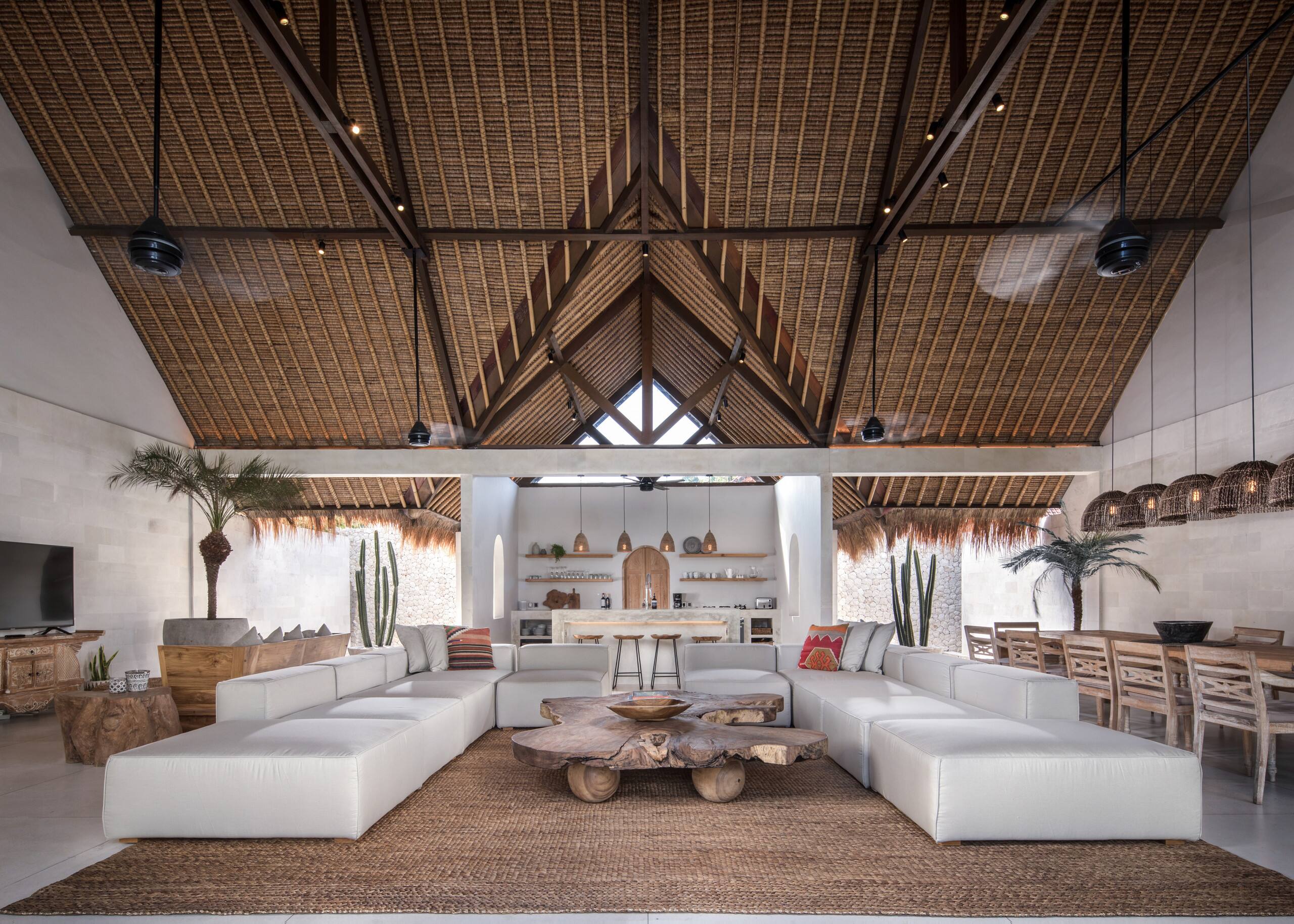 Designer Lux 4 Bed Villa near Beach & KuDeTa