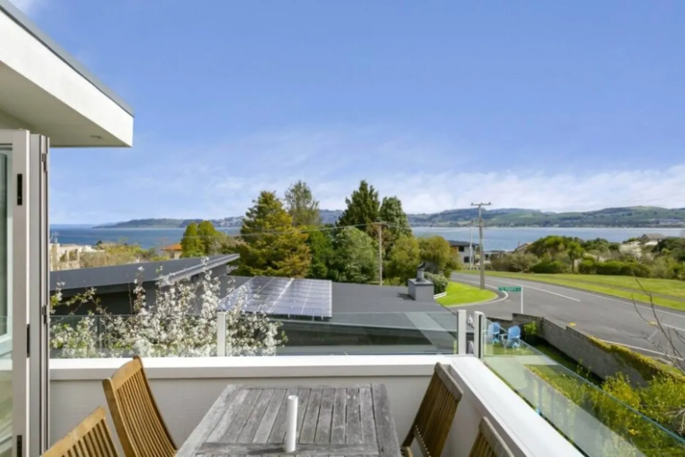 Sunny Taupō Escape Lake Views & Walk to Lake 2