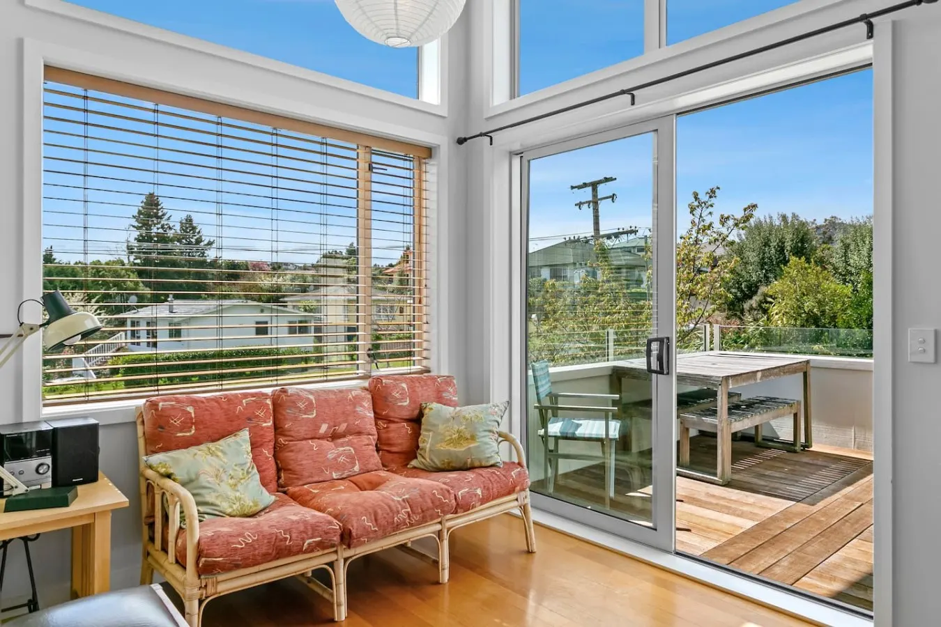 Sunny Taupō Escape Lake Views & Walk to Lake 9