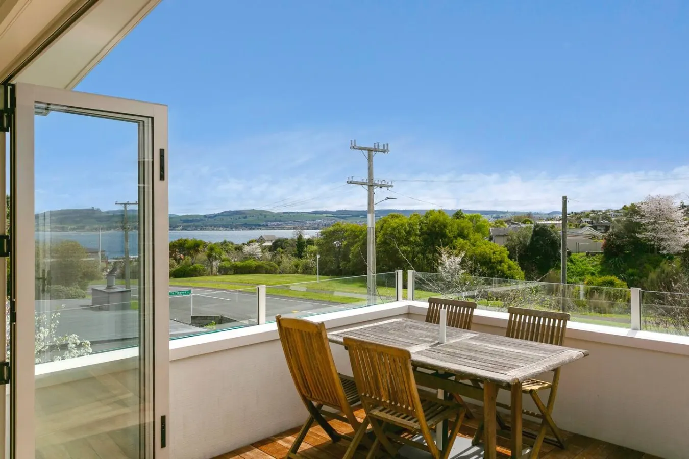 Sunny Taupō Escape Lake Views & Walk to Lake 13