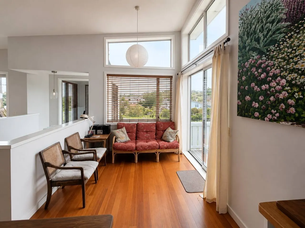 Sunny Taupō Escape Lake Views & Walk to Lake 16