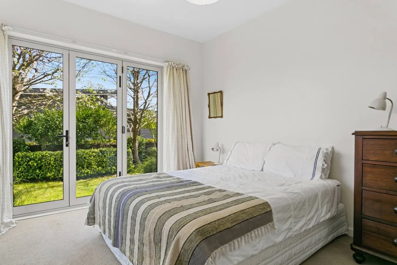 Sunny Taupō Escape Lake Views & Walk to Lake 17