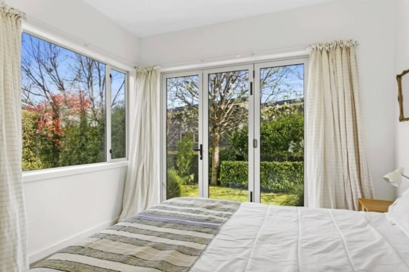 Sunny Taupō Escape Lake Views & Walk to Lake 18