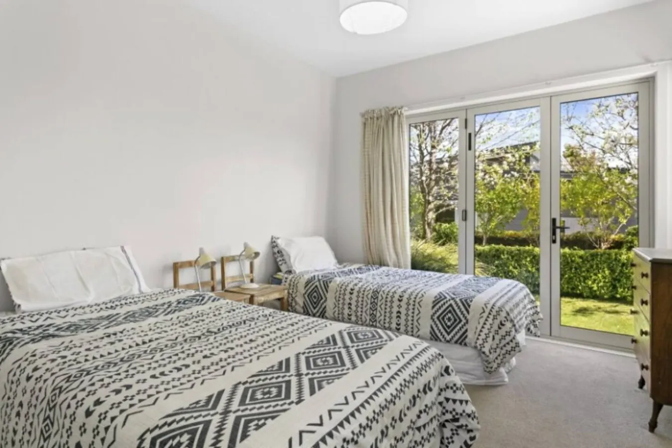 Sunny Taupō Escape Lake Views & Walk to Lake 19