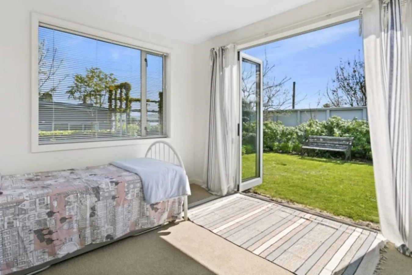Sunny Taupō Escape Lake Views & Walk to Lake 20