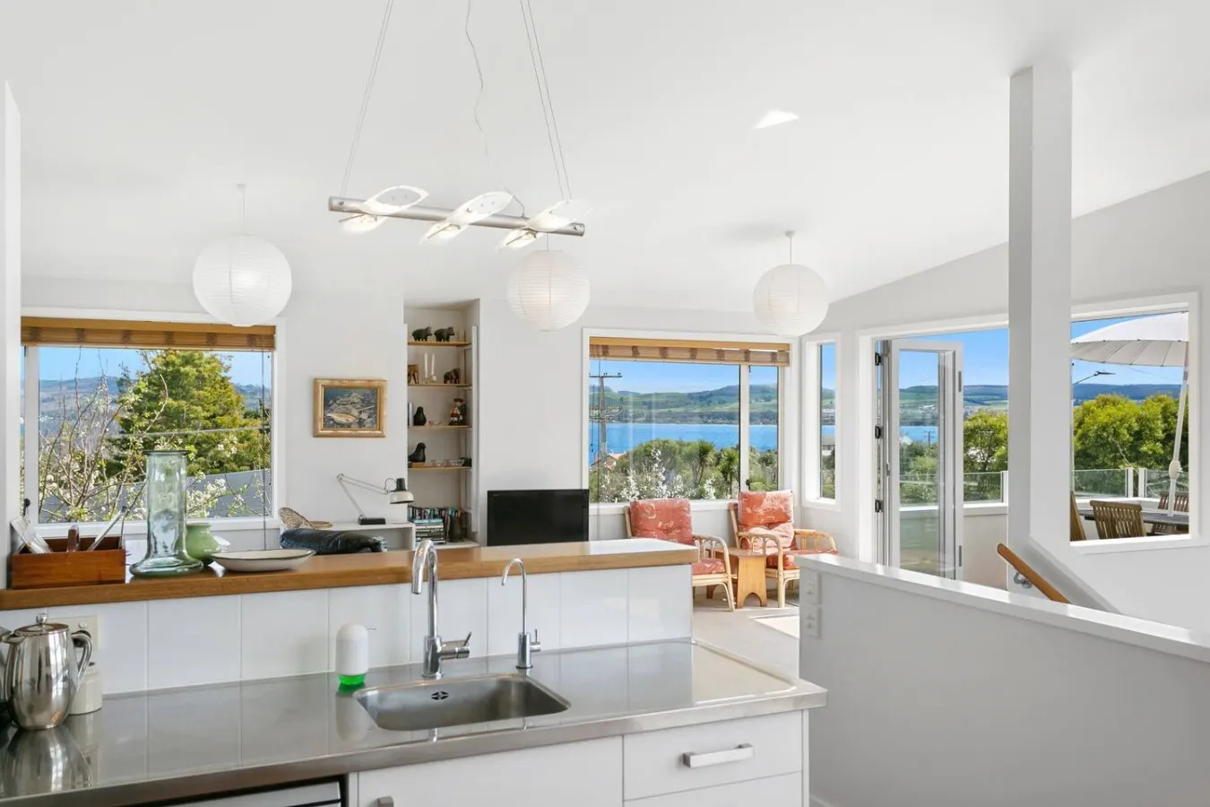 Sunny Taupō Escape Lake Views & Walk to Lake 4