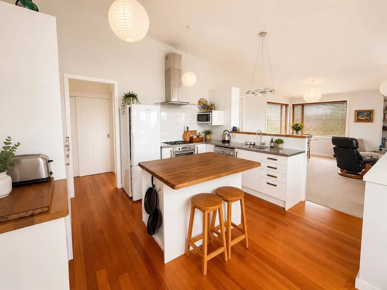 Sunny Taupō Escape Lake Views & Walk to Lake 6