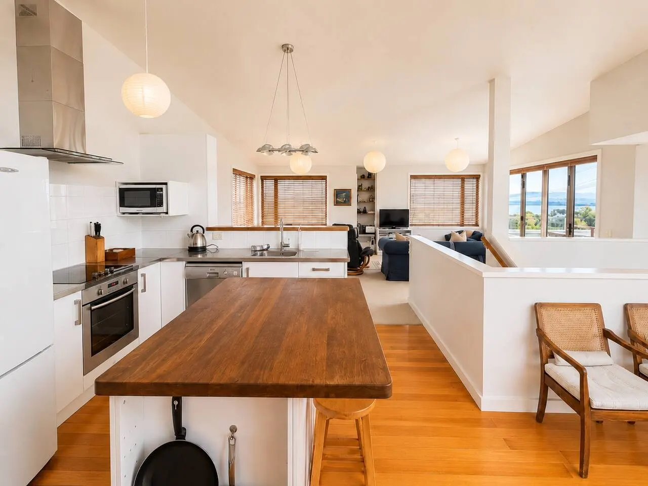 Sunny Taupō Escape Lake Views & Walk to Lake 8