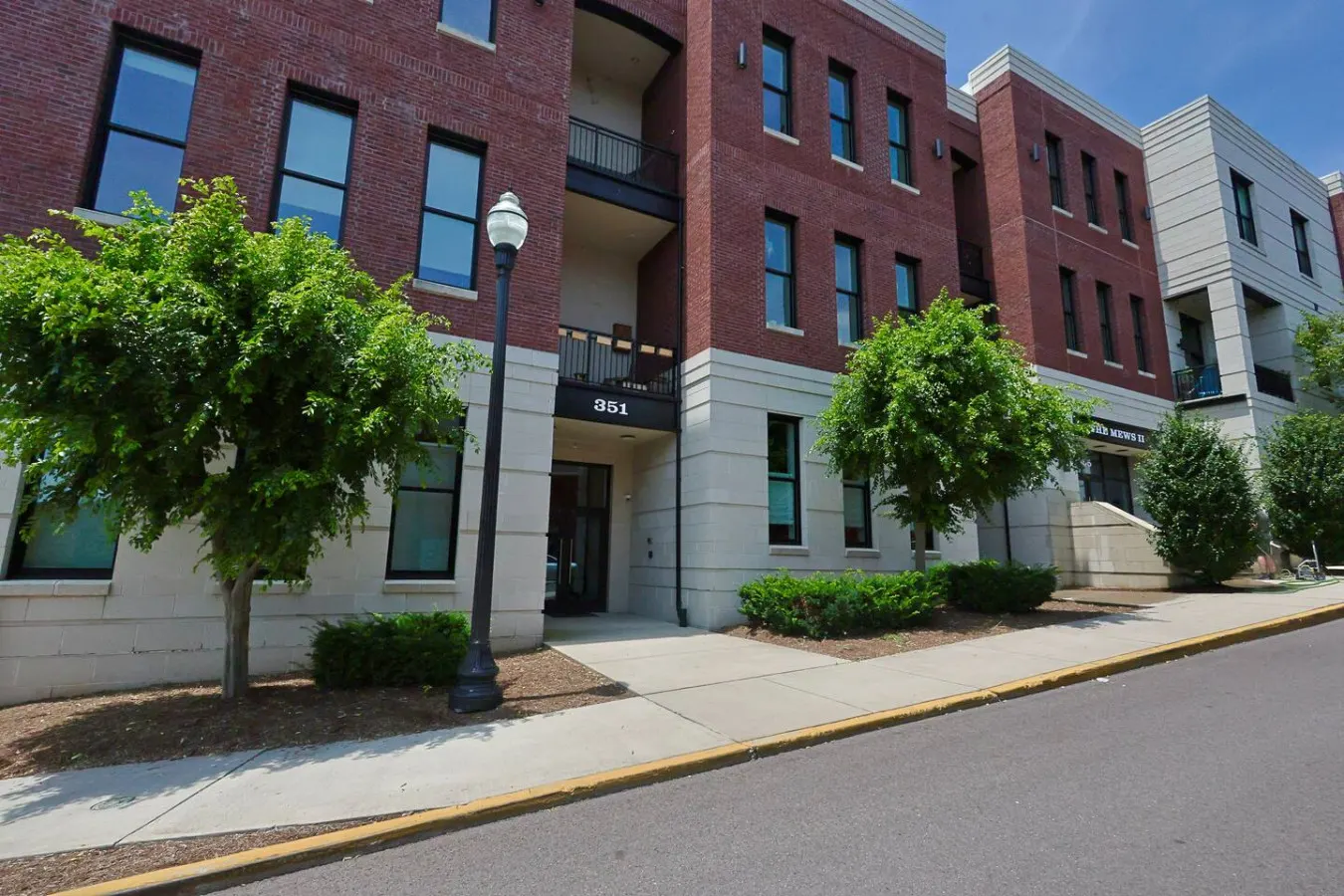 ⁂ Luxury Condo in Quiet Downtown Area ⁂