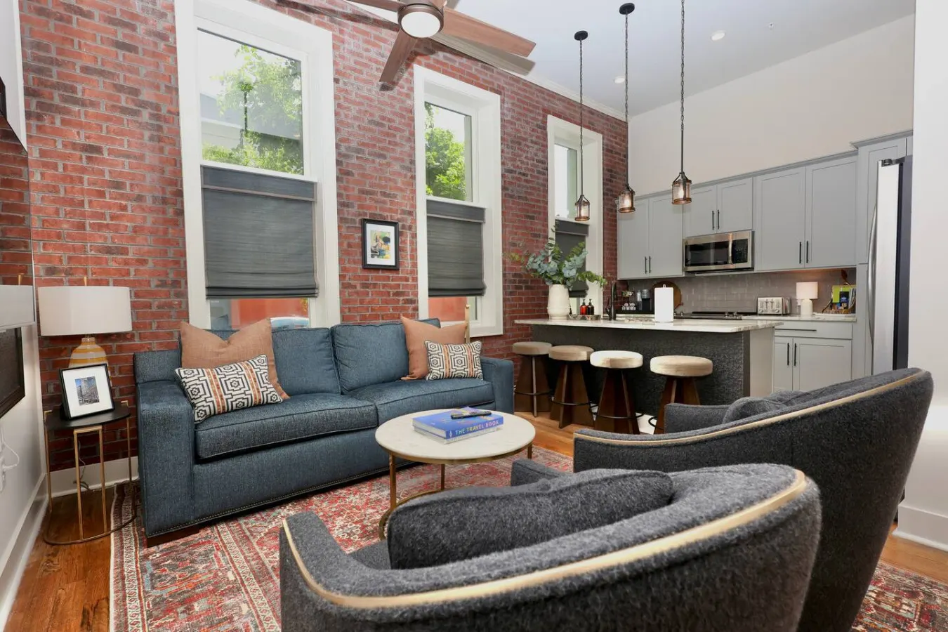 ⁂ Luxury Condo in Quiet Downtown Area ⁂ — photo 2