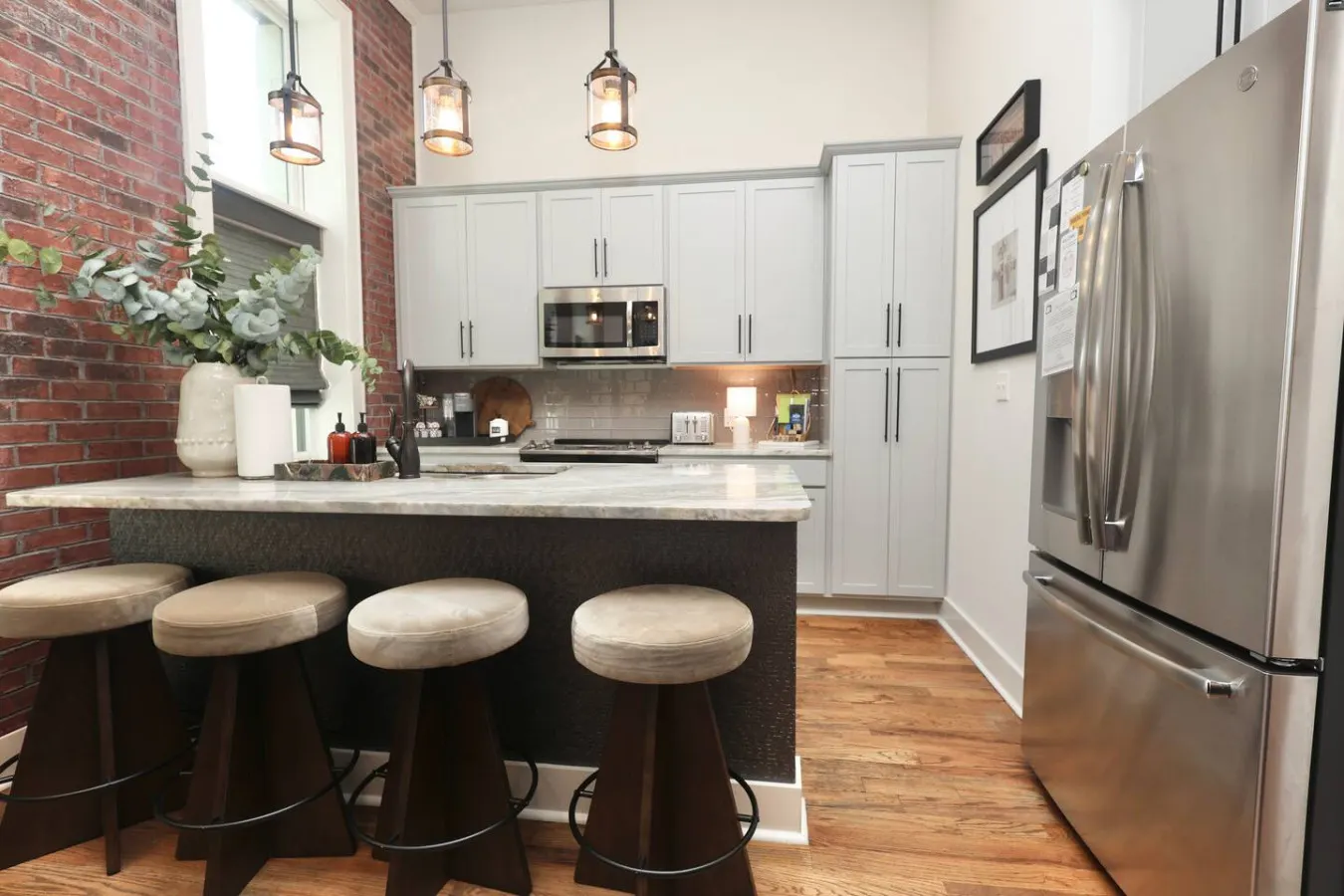 ⁂ Luxury Condo in Quiet Downtown Area ⁂ — photo 3