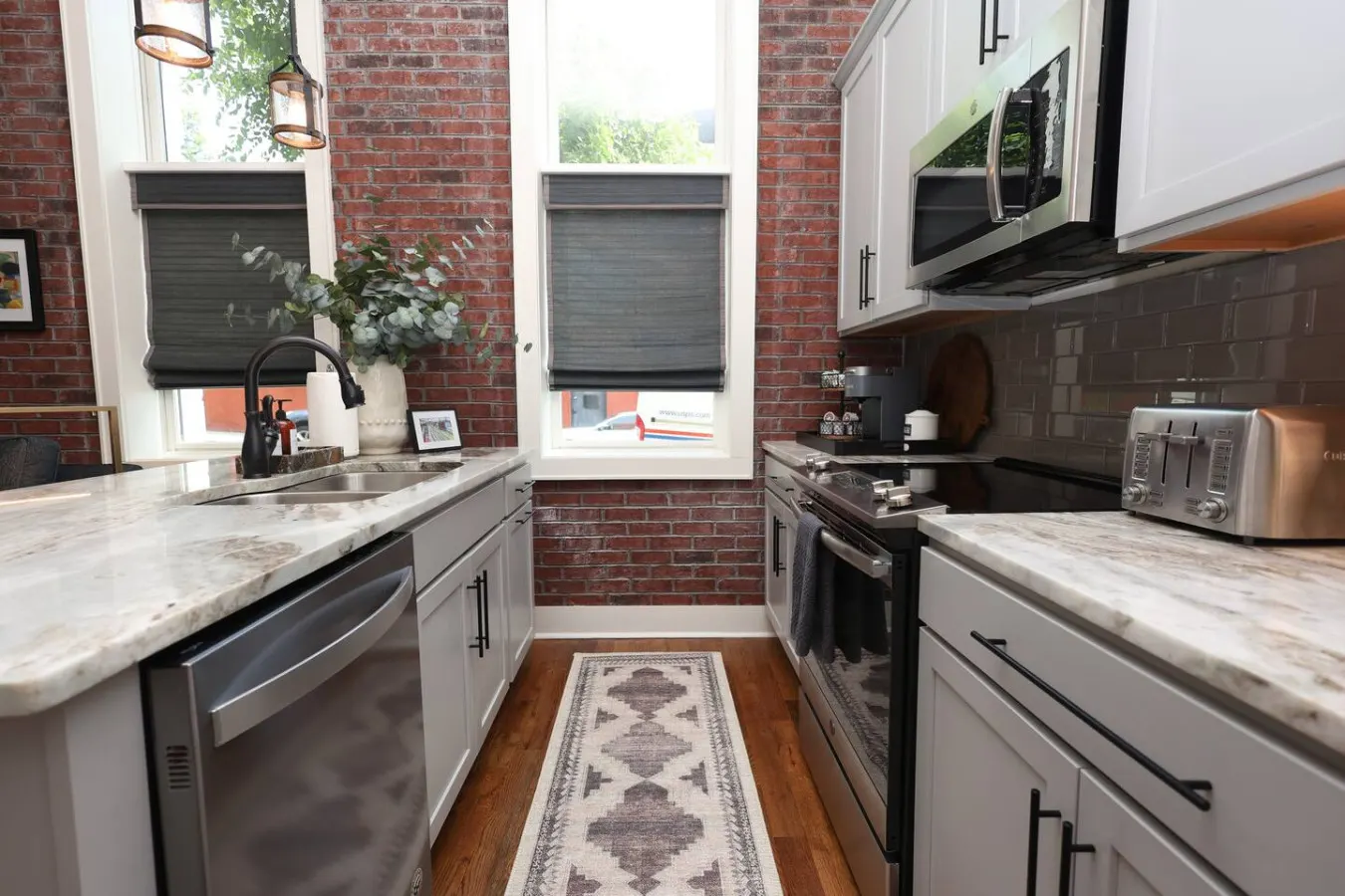 ⁂ Luxury Condo in Quiet Downtown Area ⁂ 6
