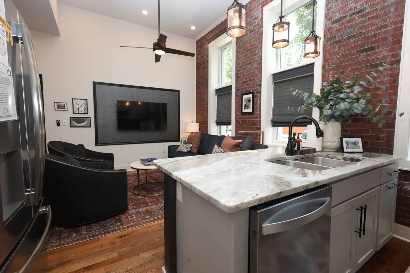 ⁂ Luxury Condo in Quiet Downtown Area ⁂ 8