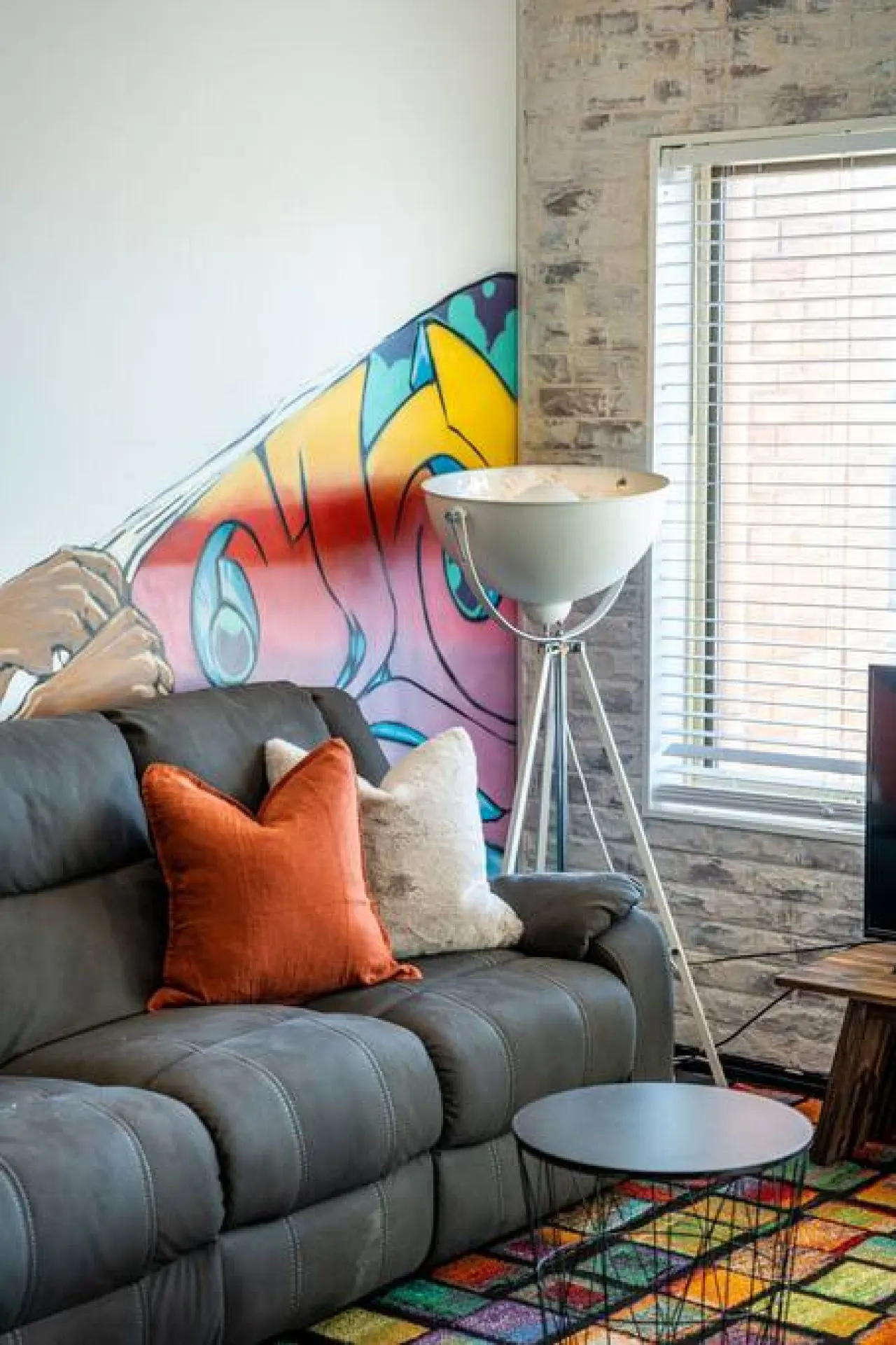 Splash Graffiti—Creative Street-Art Loft in CBD 9