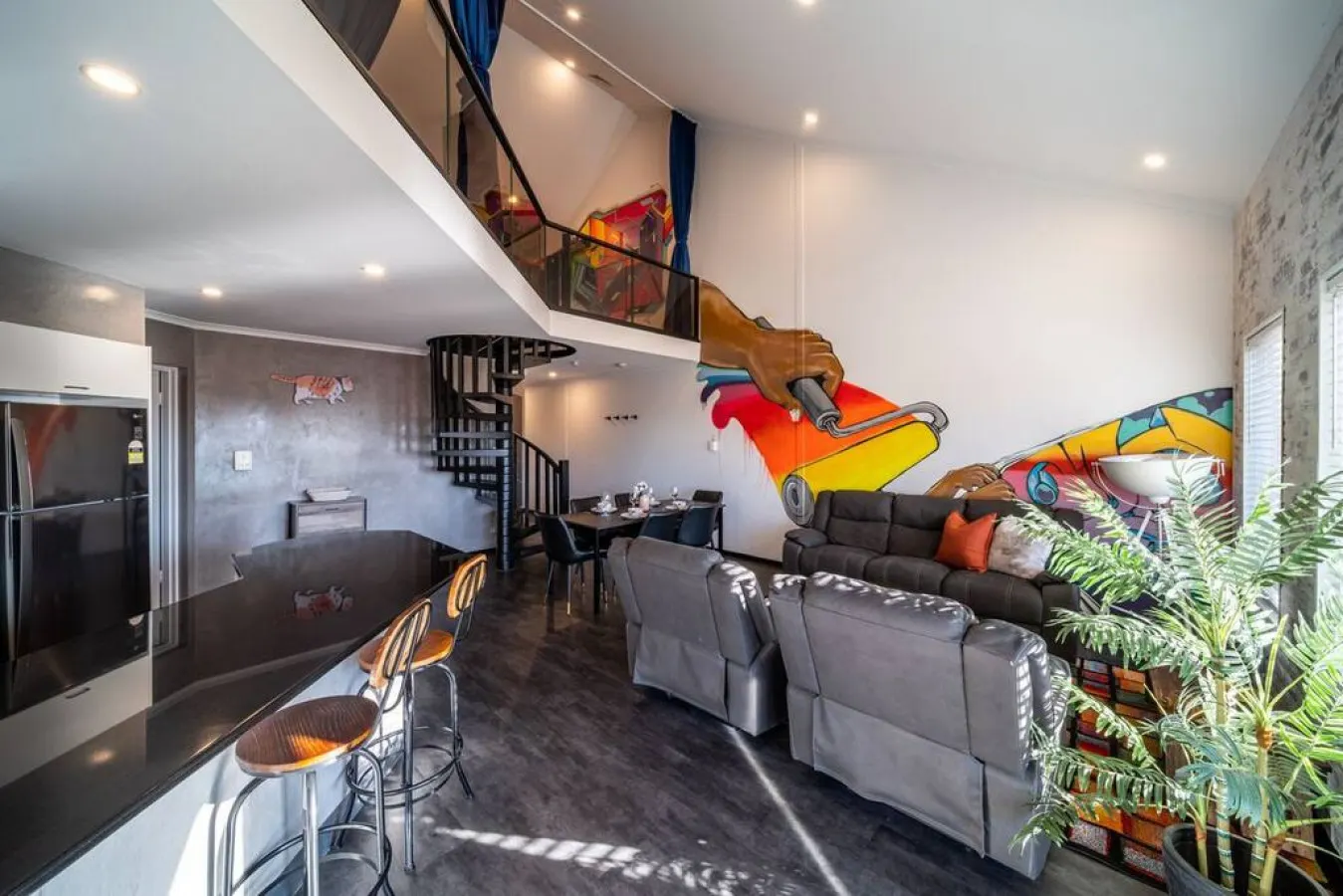 Splash Graffiti—Creative Street-Art Loft in CBD 10