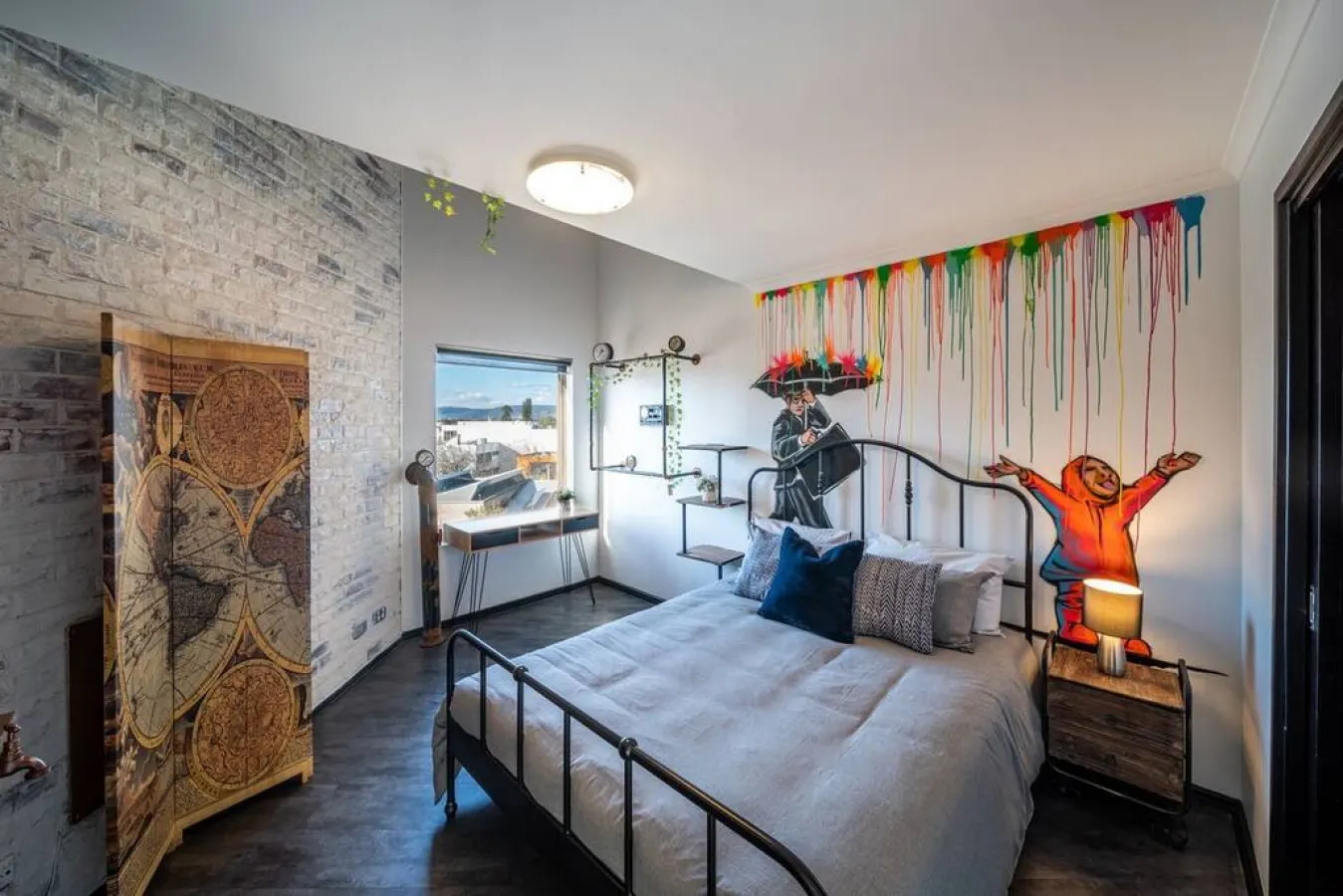 Splash Graffiti—Creative Street-Art Loft in CBD 12