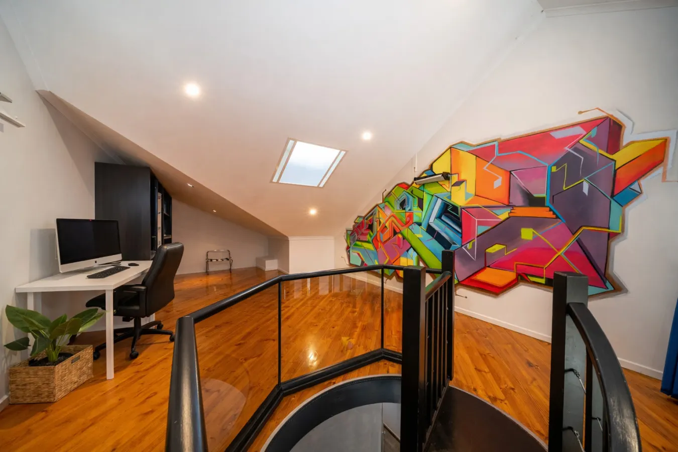 Splash Graffiti—Creative Street-Art Loft in CBD 19