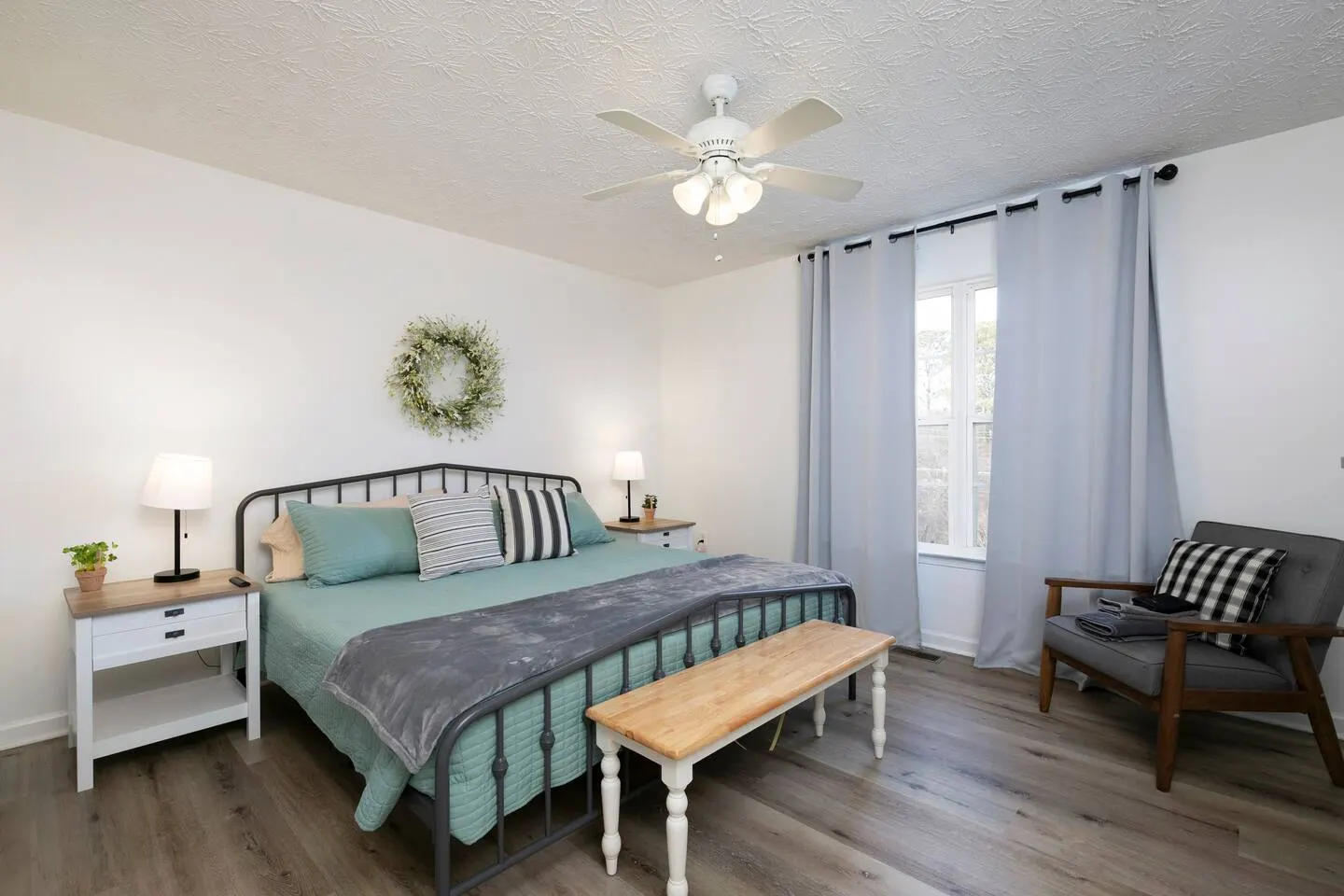 Charming Townhouse Close to Lakepoint with 2 Be/Ba 2