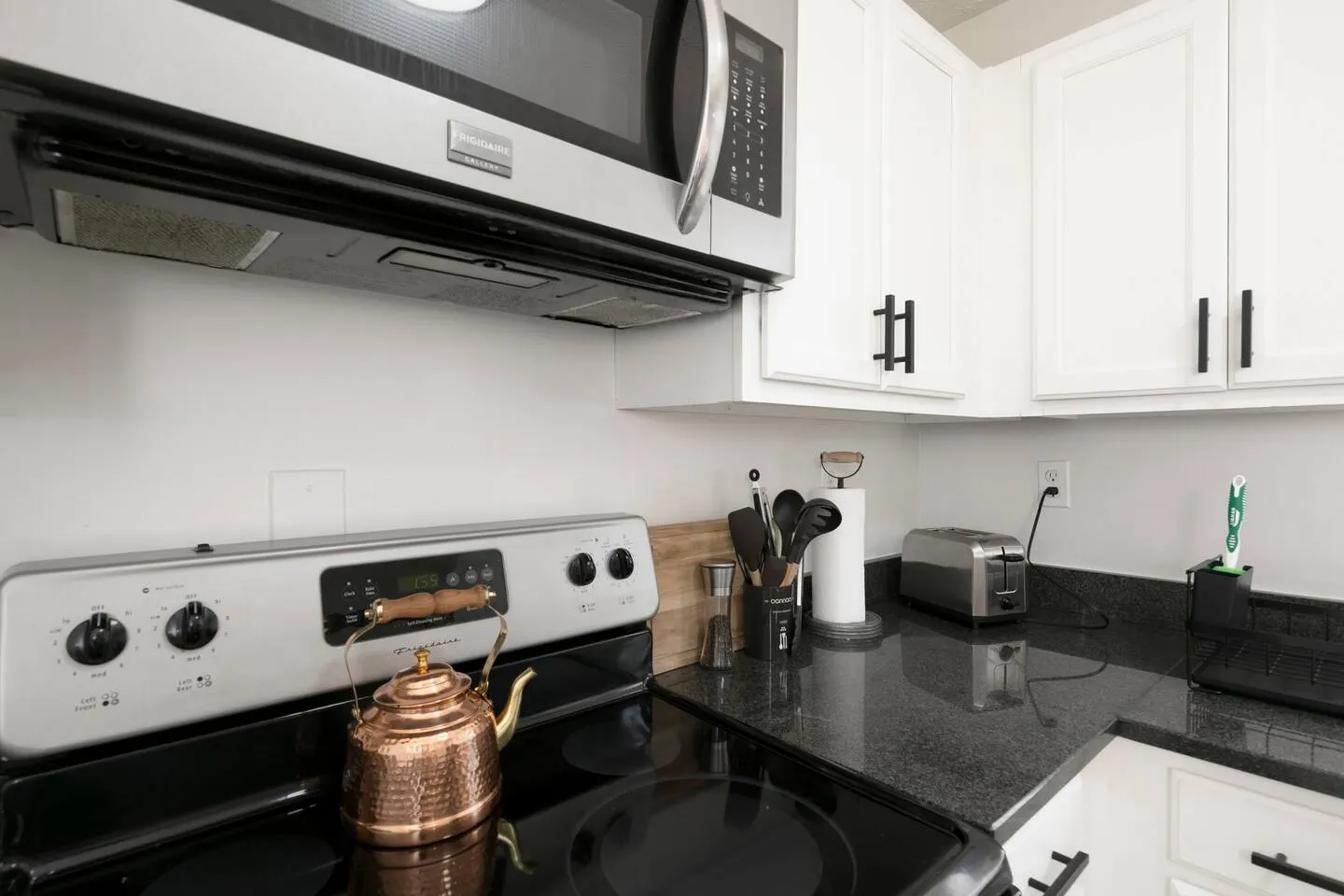 Charming Townhouse Close to Lakepoint with 2 Be/Ba 9