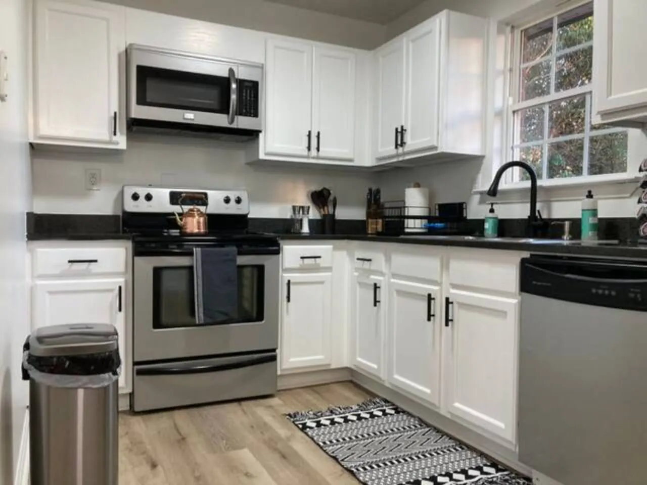 Charming Townhouse Close to Lakepoint with 2 Be/Ba 11