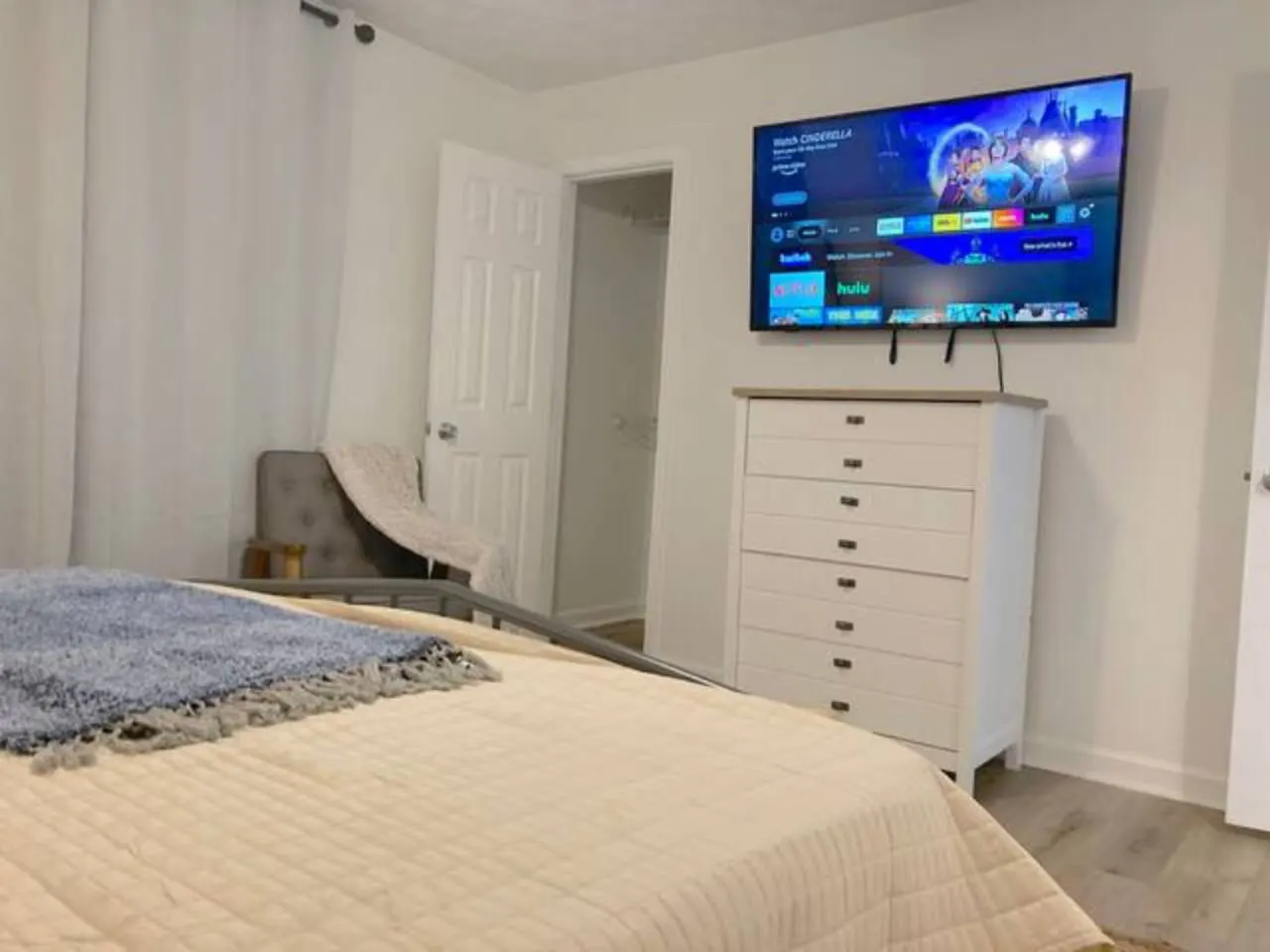 Charming Townhouse Close to Lakepoint with 2 Be/Ba 17