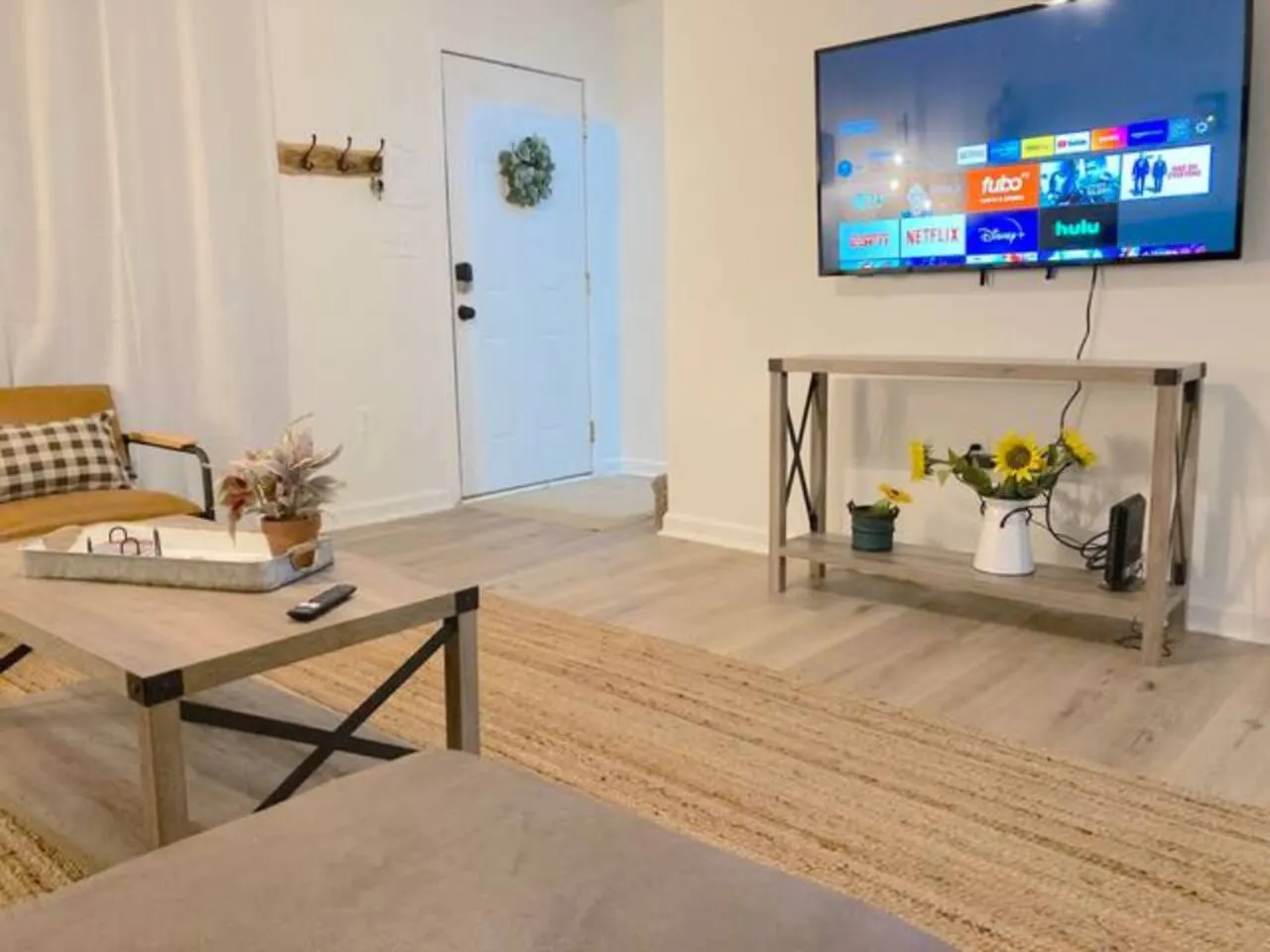 Charming Townhouse Close to Lakepoint with 2 Be/Ba 5