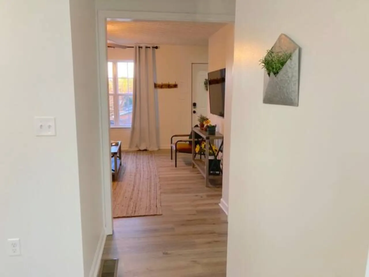Charming Townhouse Close to Lakepoint with 2 Be/Ba 6