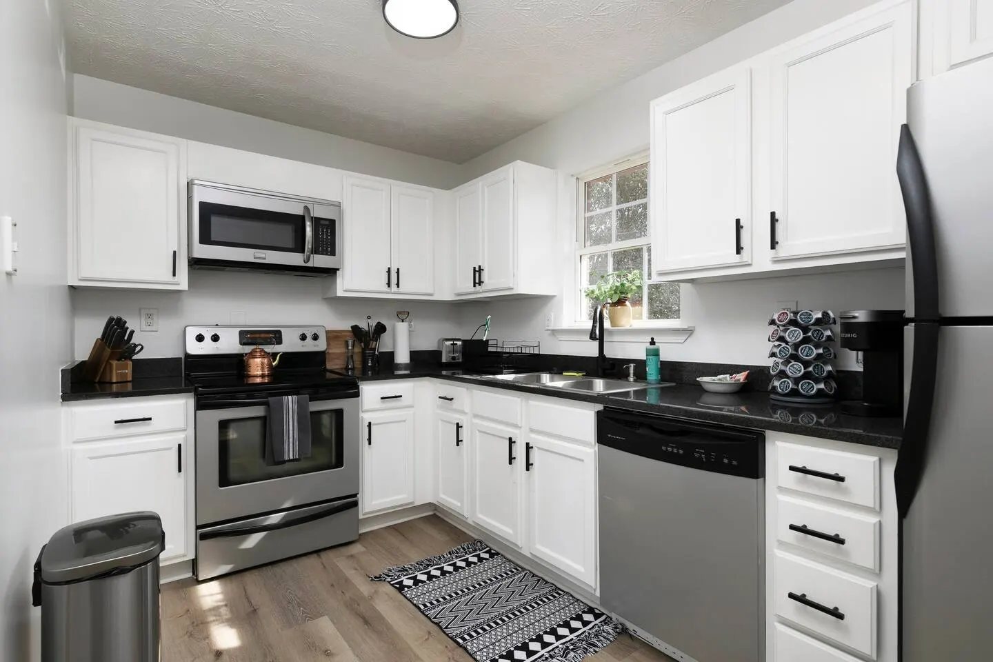Charming Townhouse Close to Lakepoint with 2 Be/Ba 7