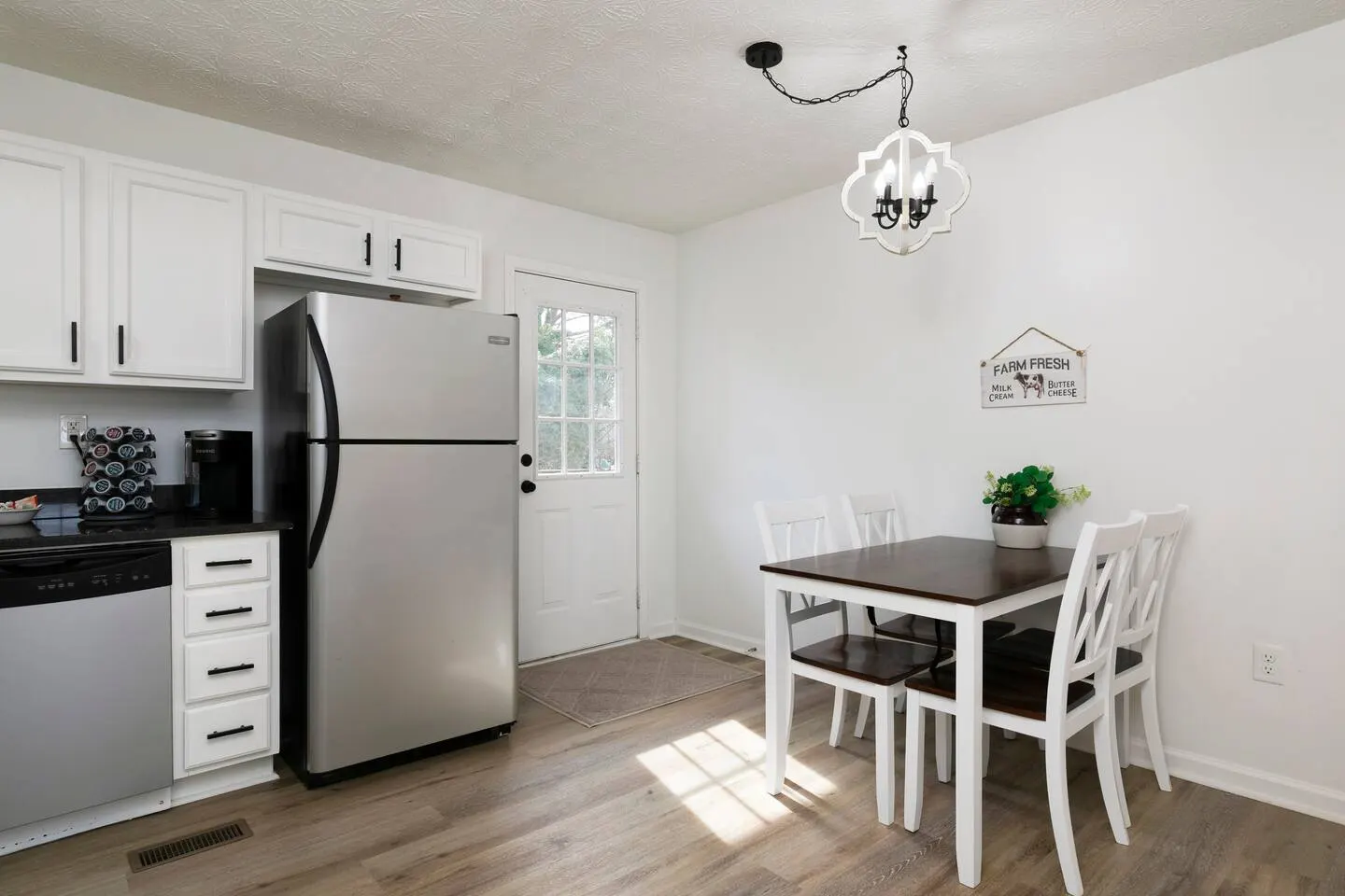 Charming Townhouse Close to Lakepoint with 2 Be/Ba 8