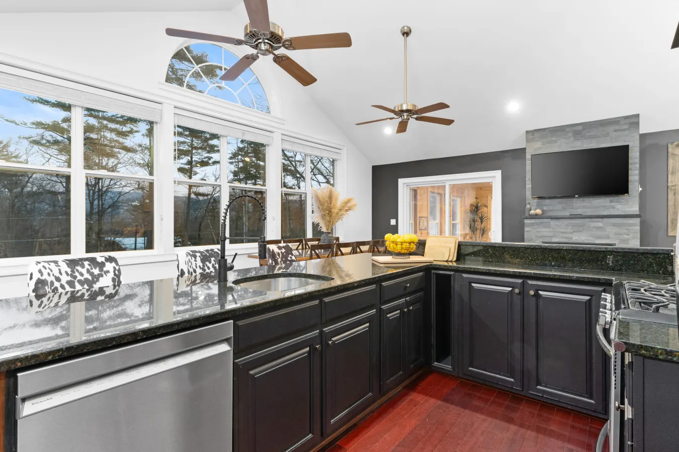 Wild, Wild West Side! Hot tub, Games, Dog Friendly 14
