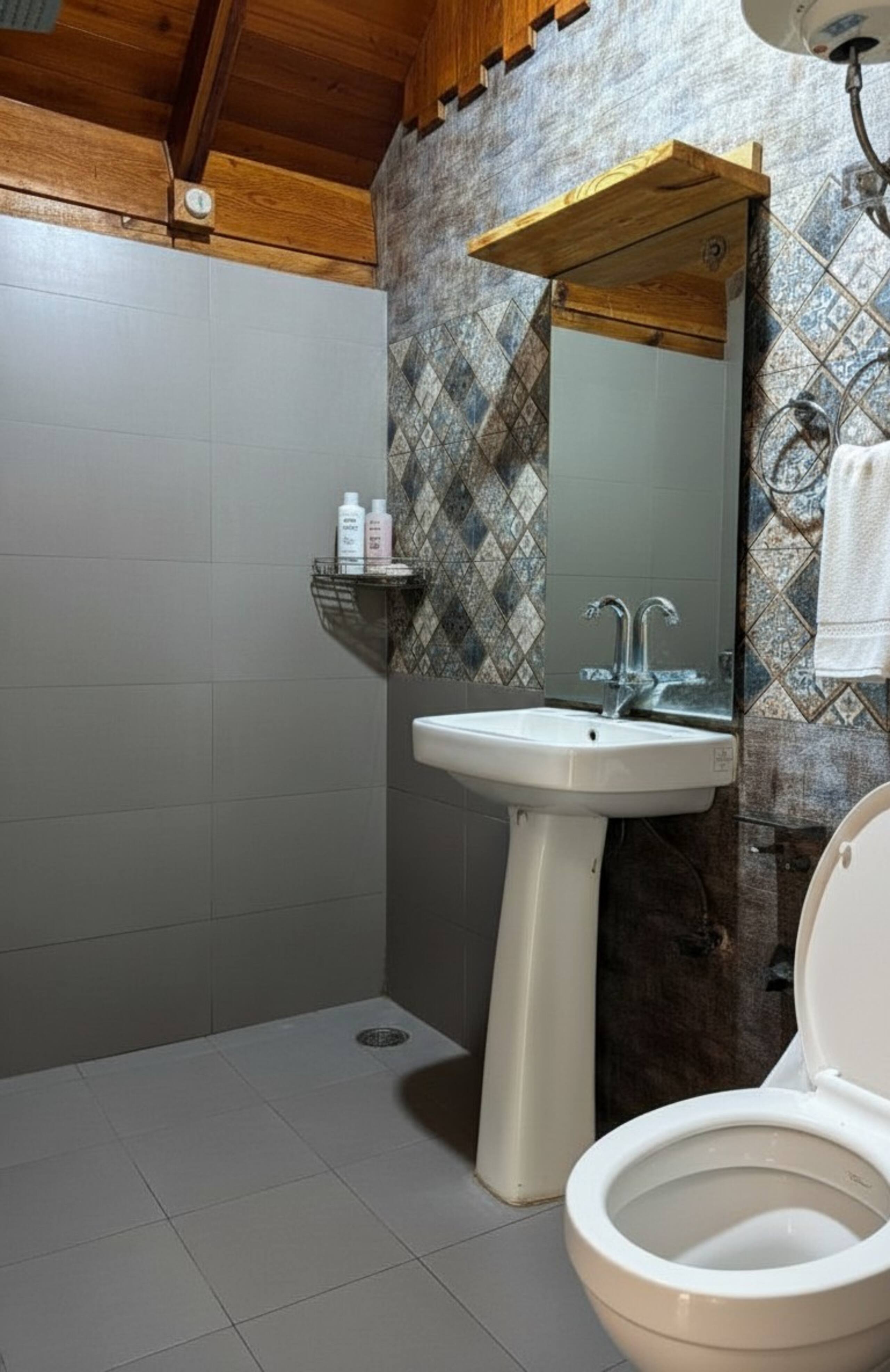 IOI Echoes Room : Cozy Stay in Dalhousie 6