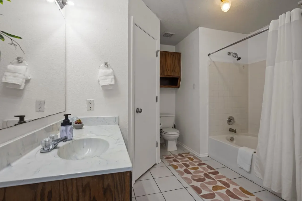 Affordable & Clean Sleeps 8 18