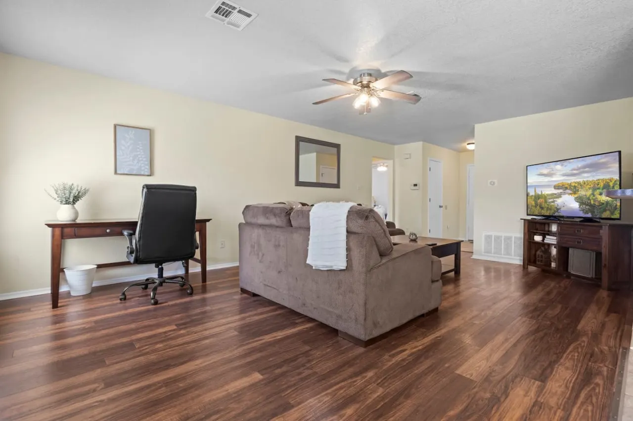 Affordable & Clean Sleeps 8 8